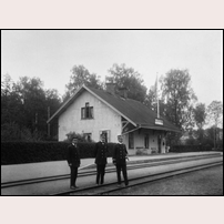 Klavreström station 1916. Stationshuset har här sitt ursprungliga utseende. Mannen till höger är stationsmästaren Johannes Alfred Nordin (1874-1956). Bild från Sveriges Järnvägsmuseum. Foto: Okänd. 