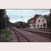 Klavreström station den 13 juni 1967. Även om smalspåret befann sig en ekonomisk utförsbacke sköttes bangårdar och byggnader omsorgsfullt. Foto: Jöran Johansson. 