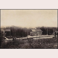 Oforsen station. De gamla Mora-Vänernbyggnaderna var utomordentligt trevliga. Till vänster ligger det 1918 uppförda boställshuset, senare omregistrerat till banvaktsstuga 703.  Foto: Okänd. 