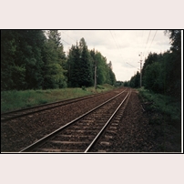 210 Sjöborgen den 11 juni 1994. Bilden visar vägövergången ett stycke framöver. Invid denna, till höger, låg banvaktsstugan Sjöborgen. Den är numera flyttad bort från spåret ca 30 meter. Foto: Jöran Johansson. 