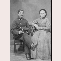 Banvakten Johan Gustafsson i Örsby med hustru Eva. Bilden tillhör de allra äldsta då den är tagen senast 1895. Bild från Lennart Bohlin. Foto: Okänd. 