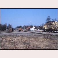 Årjäng station den 9 maj 1985. En månad av trafik återstår, därefter ska järnvägen norrut till Arvika rivas, men söderut till Bengtsfors kommer den att få ligga kvar för dressintrafik. Foto: Jöran Johansson. 