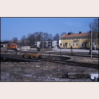 Årjäng station den 9 maj 1985. Vändskivan ligger mittför stationshuset, en något ovanlig placering. Motorvagnen Y1 1284 har anlänt från Arvika på middagen och ska om ett par timmar fortsätta till Mellerud. Foto: Jöran Johansson. 