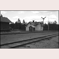 Rysjön station den 19 juni 1967. Utrymmet mellan spåren tyder på att spårsanering skett. Foto: Jöran Johansson. 