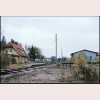 Glimåkra station den 20 oktober 1978, foto från norr. Det gamla godsmagasinet av korrugerad plåt flyttades hit 1909 från Näsby godsstation. Foto: Bengt Gustavsson. 