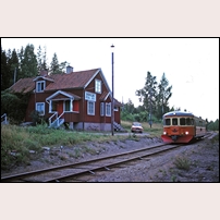 517 Svärdlång den 3 augusti 1975. Stugan som var både banvaktsbostad och hållplatsstuga är av en mycket trevlig typ och väl bevarad. Foto: Per Niklasson. 