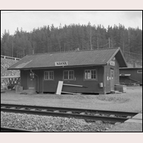 Näkna hållplats 1965. Sedan den föregående bilden togs har byggnaden förlängts åt norr (vänster). Bild från Sveriges Järnvägsmuseum. Foto: Sven Ove Lundberg. 