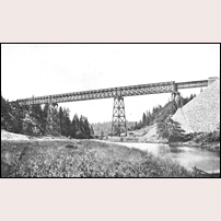 Den första Velandabron innan den inbakades i betong. Bilden från Bergslagernas Järnvägsaktiebolag 1872-1922. Foto: Okänd. 