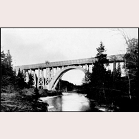 Den första Velandabron i sin andra skepnad. Bilden från Bergslagernas Järnvägsaktiebolag 1872-1922. Foto: Okänd. 