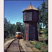 Kråkviken station den 7 augusti 1974. Strax norr om stationen fanns detta vattentag. Tornet revs någon gång före maj 1977. Foto: Per Niklasson. 