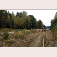 Kråkviken station med en kvarliggande plattform den 26 september 2012. Man kan fråga sig varför den låg i en kurva när bangården i övrigt var rak. Det är inte särskilt bekvämt med stillastående lutande tåg. Foto: Roy Mårtensson. 