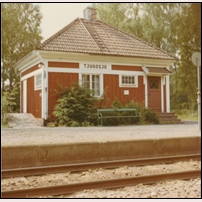 Tjugosjö hållplats vid okänd tidpunkt efter 1968. Hållplatsstugan är sällsynt tilltalande. Bild från Sveriges Järnvägsmuseum. Foto: Okänd. 