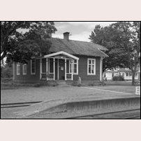 Tvärskog station omkring 1957. Stationsbyggnaden var av samma typ som banans övriga mellanstationer Ölvingstorp och Runtorp. Foto: D. Sjöholm. 