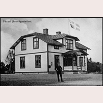 Påryd station med stationsföreståndaren Gustaf Johnsson, som var chef för banans huvudstation från det järnvägen öppnande 1908 till 1936. Bild från Sveriges Järnvägsmuseum. Foto: Okänd. 