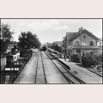 Mjöhult station på 1910-talet. Bild från Järnvägsmuseet som till olika exemplar av samma bild uppger fotografen vara "C. Cöster, Landskrona" eller "Johan Cöster" och tidpunkten antingen 1910-talet eller mellan 1910 och 1937. Foto: Cöster, se texten ovan. 