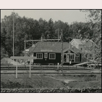Västra Bodarne station omkring 1935, delförstoring av okänt vykort på bild från Järnvägsmuseet. Foto: Okänd. 