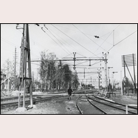 312/310 Kumla ses längst till vänster bakom den randiga vägbommen. Bilden kommer från Sveriges Järnvägsmuseum och anges tagen omkring 1938. Foto: Okänd. 