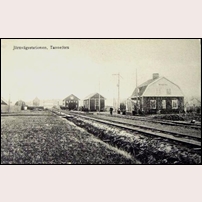 Tannefors station med det 1913 byggda stationshuset. Bilden är tagen före 1931 då huset fick ett annat utseende. Foto: Okänd. 