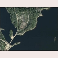 Vervelns grusgrop på flygbild från Hitta.se. Den ljusa ytan på den lilla holmen som järnvägen går över i sjön Verveln är tomten till den 2007 rivna banvaktsstugan 725 Ekeberg.