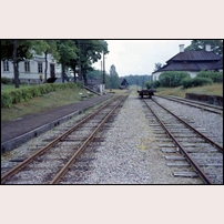 Stjärnsund station söderut den 31 juli 1964. Stationshuset är byggnaden till vänster som ovanligt nog är placerat snett i förhållande till banan. Foto: Jöran Johansson. 
