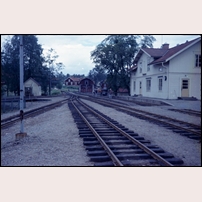Långshyttan station den 31 juli 1964, sista dagen med allmän persontrafik. Sedan återstod endast några månader med enskild godstrafik och därpå ingenting. Foto: Jöran Johansson. 