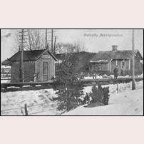 Barkarby station, första stationsbyggnaden som var i bruk fram till omkring 1905. Banvaktsstugan till höger överlevde tre stationshus. Foto: Okänd. 