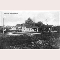 Barkarby station, andra stationshuset i bruk mellan ca 1905 och 1922. Om uppgiften att stationen erhöll ställverk 1922 stämmer, bör bilden vara tagen det året eftersom man kan se ett linspännverk på bilden. Foto: Okänd. 