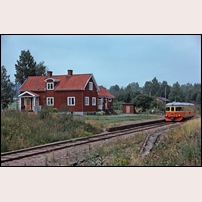 Växvik kombinerade hållplats- och banvaktsstuga den 31 juli 1975. Foto: Per Niklasson. 