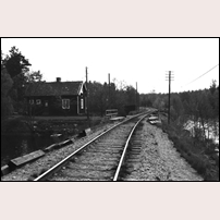 725 Ekeberg den 25 maj 1980. Stugan låg på en liten holme och enda vägen dit och därifrån var järnvägen. Foto: Jöran Johansson. 