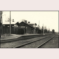 Aneby station den 20 april 1931. Stationshuset har byggts på med ytterligare en våning. Foto: Okänd. 