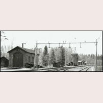 BJ 24 Bredsjö 1959. Stugan syns i bakgrunden där den ligger i västra bangårdsänden av Bredsjö station. Bilden säger inte så mycket om just stugan, men visar en del av den järnvägsmässigt mer kompletta omgivningen då. Foto: Okänd. 