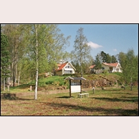 328 Sävsjöström den 15 maj 2013. Det är den högra stugan som är f.d. banvaktsstugan. Den vänstra är det ombyggda uthuset. Varför stugan även kallas Berget är inte svårt att förstå. Foto: Olle Alm. 