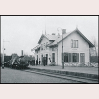 Sävsjöström station 1910 medan stationsbyggnaden låg kvar på västra sidan av järnvägen. Bild från Sveriges Järnvägsmuseum. Foto: Okänd. 