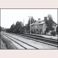Grycksbo 1920-tal. Stationsbyggnaden har byggts till. Foto: Okänd. 