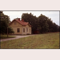 Gotlands Hässelby den 7 augusti 1966. Järnvägen är borta sedan ett antal år, stationshuset är öde. Men om några år ska här bli nytt liv. Foto: Jöran Johansson. 