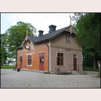 Hesselby station den 29 maj 2013. Huset är under ommålning, därav den udda färgsättningen. Foto: Jöran Johansson. 