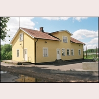 Bjärnum station den 23 maj 2013, det nyrenoverade stationshuset inrymmer en fritidsgård. Foto från gårdssidan. Foto: Olle Alm. 
