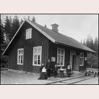 Äspås station med den gamla stavningen av namnet, Espås. Banvaktsfamiljen heter Andersson, övriga uppgifter okända. Enligt Sveriges Järnvägsmuseums bildarkiv, varifrån bilden är hämtad, är fotot från omkring 1915. En annan uppgift vill förlägga fototidpunkten till något av de första åren av 1900-talet. Foto: Okänd. 
