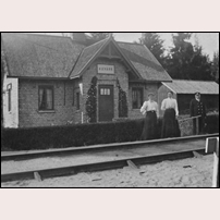 80 Alekärr. Bilden visar banvakten Johan Petter Berntsson, som var banvakt i Alekärr mellan 1900 och 1908 och hans två döttrar, till vänster Bernhardina (1871-1952) och till höger Ida (1879-1910).  Foto: Okänd. 