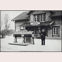 Granbo station 1936. Vem mannen på bilden är finns ingen uppgift om, men om det uppgivna året stämmer bör det vara stationsmästaren Eilitz Vestlund. Bild från Sveriges Järnvägsmuseum. Foto: Okänd. 
