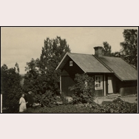235 Våga. Bilden visar banvakten Jonas Andersson och hans hustru Kristina Malm. Jonas Andersson var banvakt här hela sin aktiva tid mellan 1901 och 1930, då han avgick med pension. Bilden ser ut att vara tagen på 1920-talet. Foto: Okänd. 