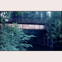 Bron över Garhytteån den 28 juni 1973, den ligger några hundra meter efter att klotenbanan lämnat Bånghammars station. Foto: Jöran Johansson. 