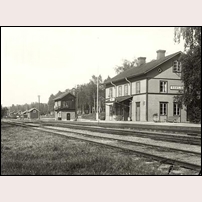 Ramsjö station på 1930-talet. Godsmagasinet har flyttas norrut och på dess gamla plats ligger nu ett ställverkshus. I bakgrunden bostäder för stations- och banpersonal. Bild från Sveriges Järnvägsmuseum. Foto: J. Cardell. 