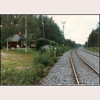 309 Orrnäs den 5 augusti 1996. Stugan ligger mycket fint med Juvatssjön på andra sidan spåret. Foto: Jöran Johansson. 