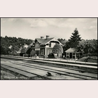 Mölnlycke station före 1936 (det år då linjen elektrifierades). Bild från Sveriges Järnvägsmuseum. Foto: Okänd. 