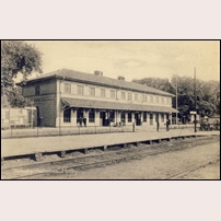 Mjölby station. Bilden är tagen efter att stationshuset påbyggts en våning 1918, men före elektrifieringen 1932. Foto: Okänd. 