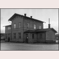 Bergvik station, det gamla stationshuset härstammade från den första och smalspåriga järnvägen Söderhamn - Bergvik, som togs i bruk 1861. När järnvägen på 1870-talet breddades och utsträcktes till Kilafors behölls den gamla byggnaden som stationshus tills den ersattes av en nybyggd 1947. Bilden är tagen innan stationshuset revs någon gång mellan 1947 och 1955. Bild från Sveriges Järnvägsmuseum Foto: Okänd. 