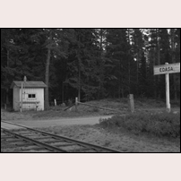 Edåsa hållplats 1950-tal. En namnskylt, en plattform, en liten väntkur och en s.k. plåtstins, så var otaliga hållplatser utrustade. Edåsa var en av dem. Bild från Sveriges Järnvägsmuseum. Foto: Nils Ström. 