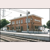 Skänninge station den 12 juli 2013. Den gamla stavningen av stationsnamnet har åter fått komma till heders åtminstone på ena gaveln.
 Foto: Olle Alm. 