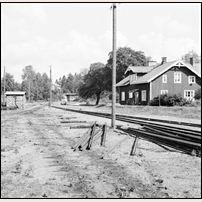 Annefors f.d. station den 16 augusti 1970. Byggnaden till höger var stationshus till 1935, från 1928 benämnd Fredriksberg. Foto: Jöran Johansson. 
